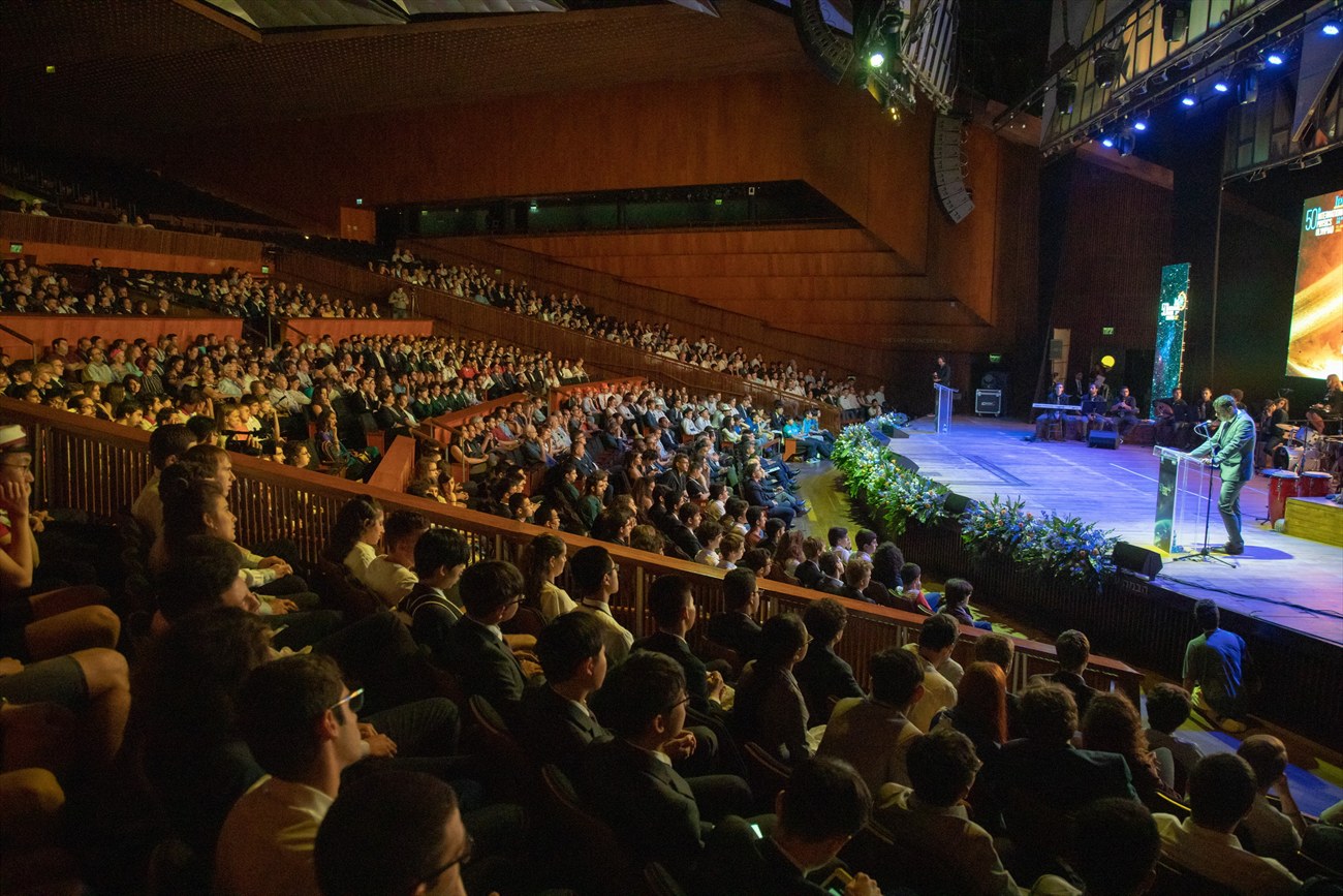 The same auditorium full, seen from the side.